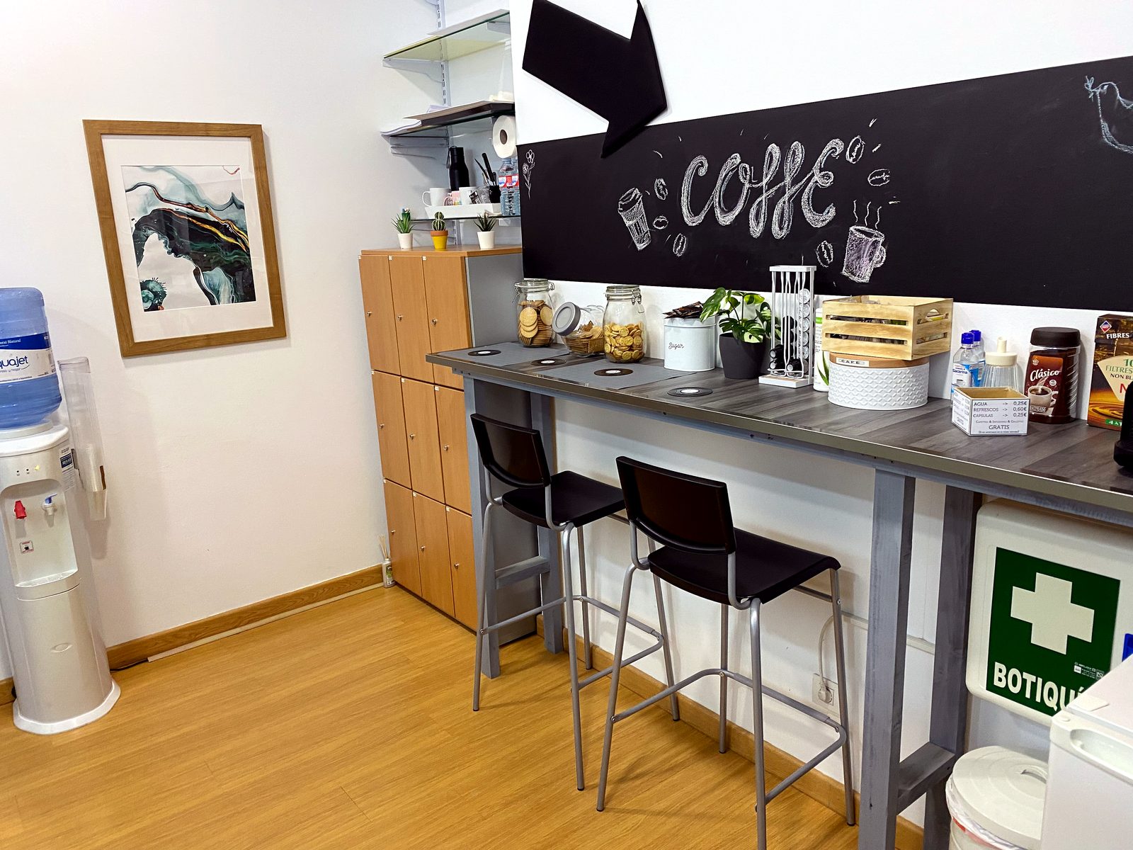 Cocina y office en Coworking Oleiros
