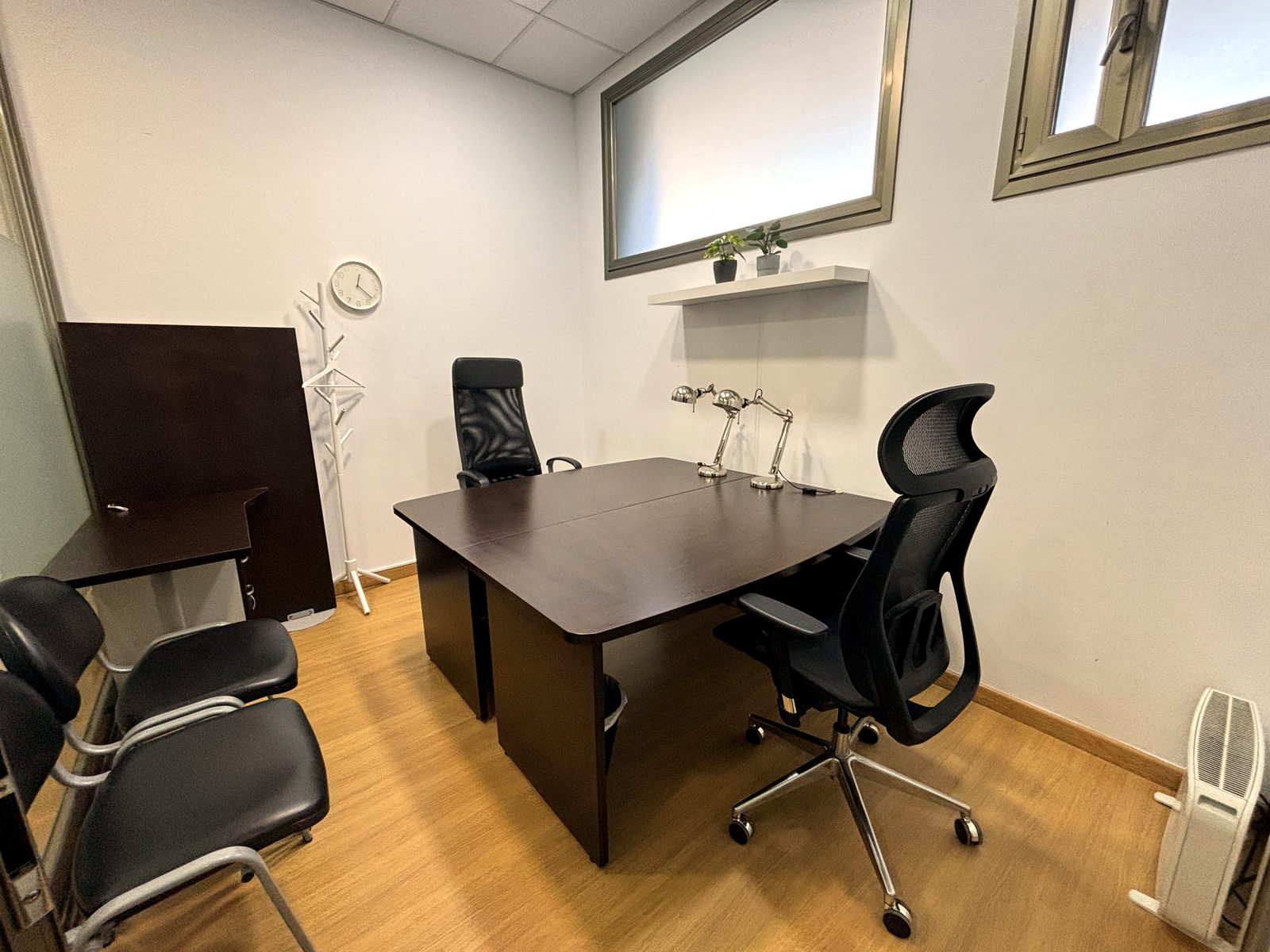 Despacho privado con mesa ejecutiva en Coworking Oleiros