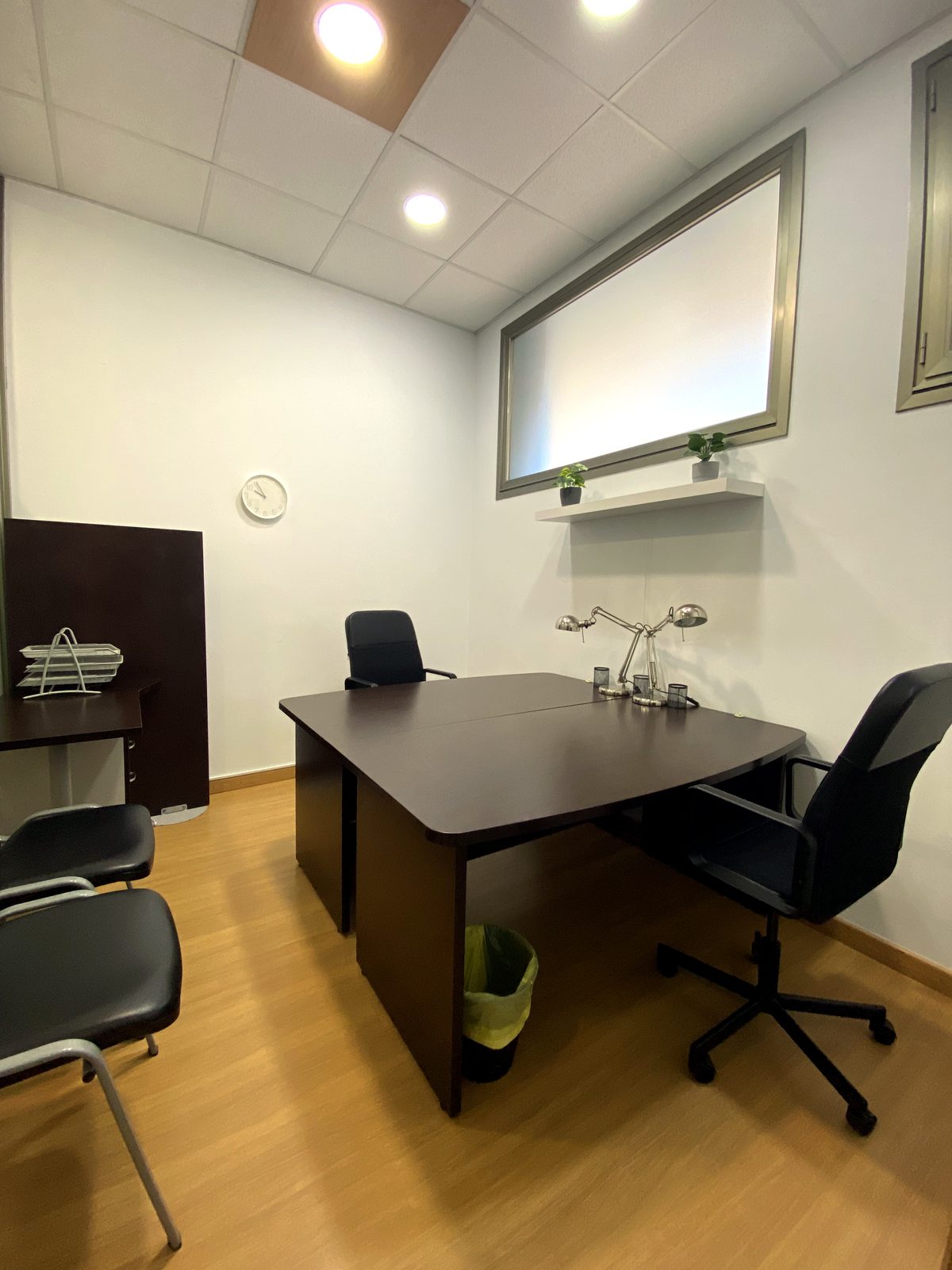Despacho privado con mesa de madera oscura en Coworking Oleiros