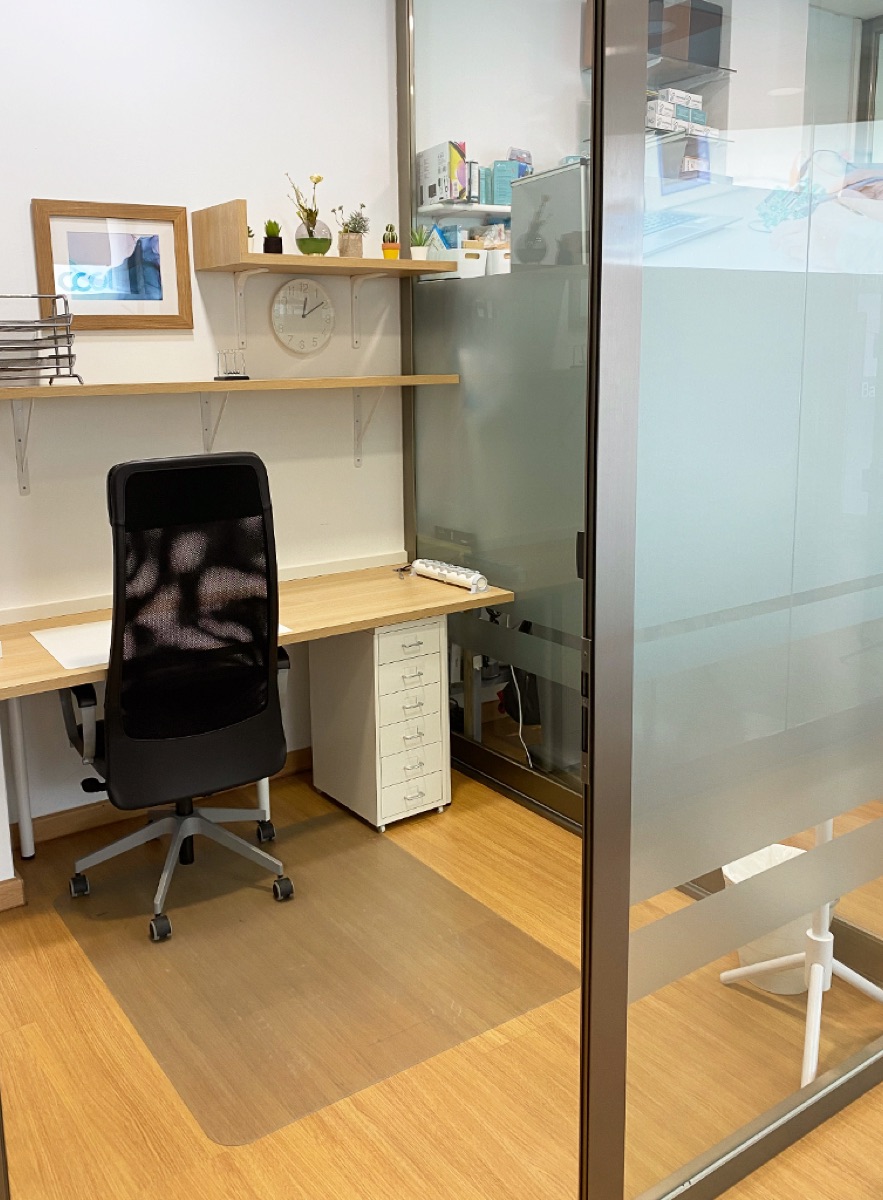 Despacho privado con puerta acristalada en Coworking Oleiros