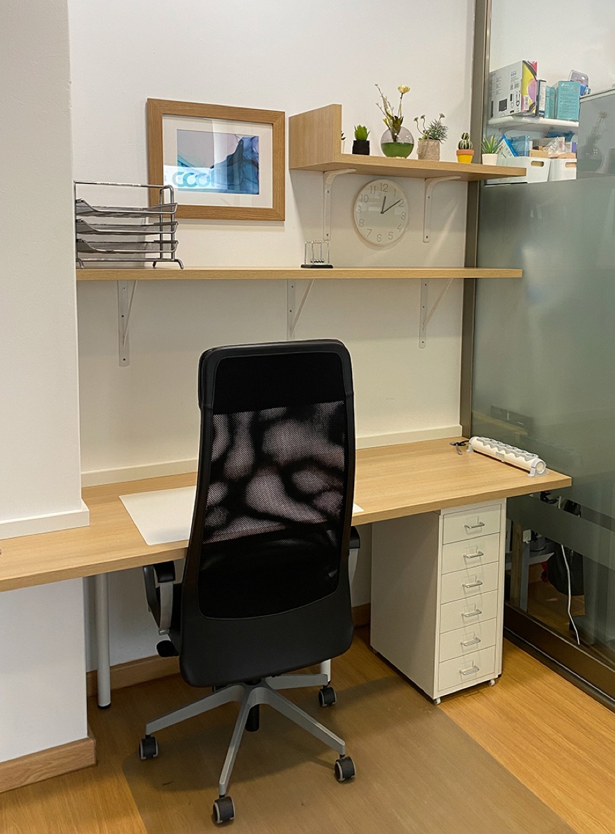 Oficina individual con silla ergonómica en Coworking Oleiros