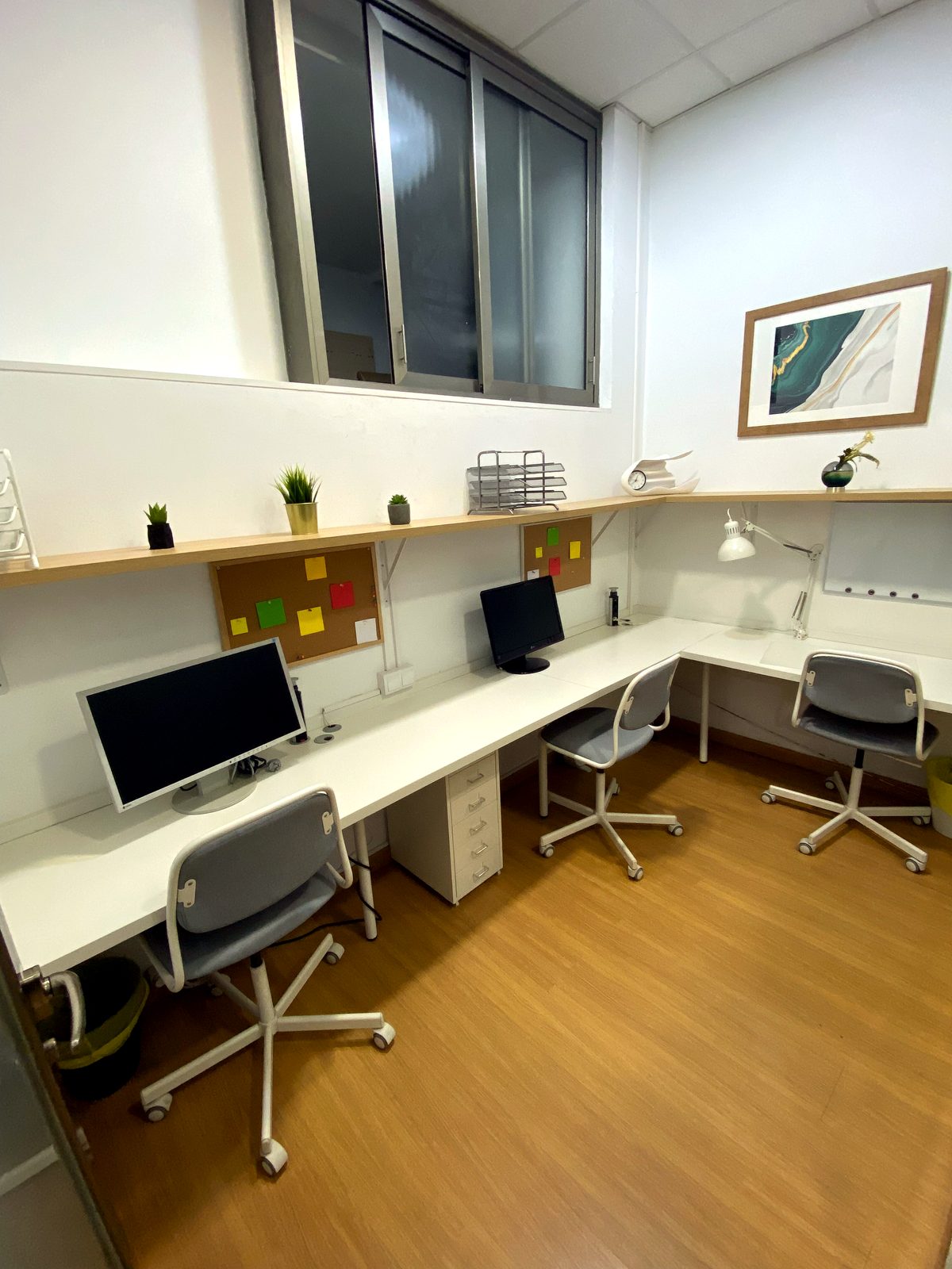 Puesto de trabajo en la zona de coworking de Coworking Oleiros