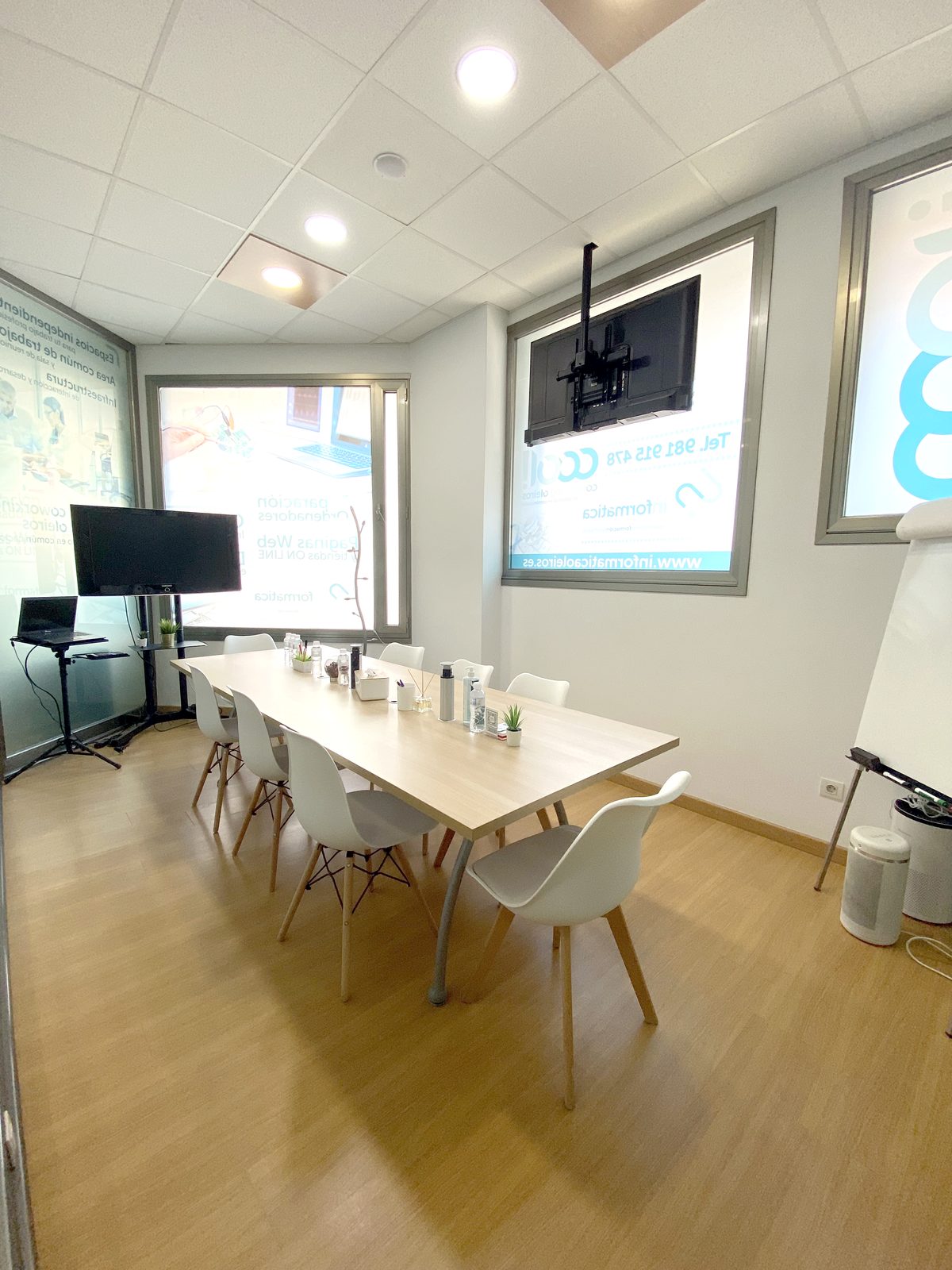 Sala de reuniones en Coworking Oleiros para 8-10 personas con mesa, sillas y pantalla TV