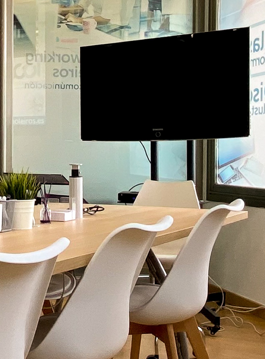 Sala de juntas con pantalla de TV en Coworking Oleiros